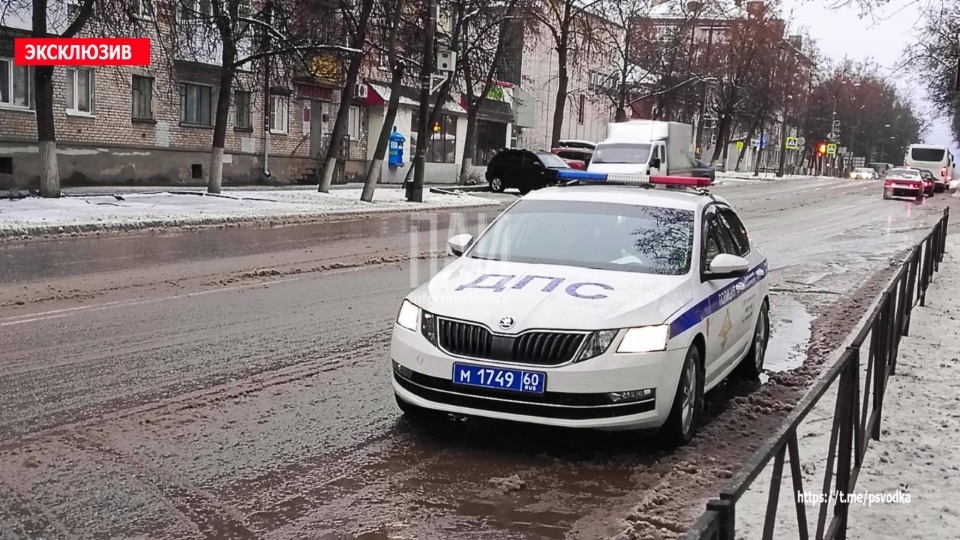 17-летнего парня сбили на пешеходном переходе в Великих Луках