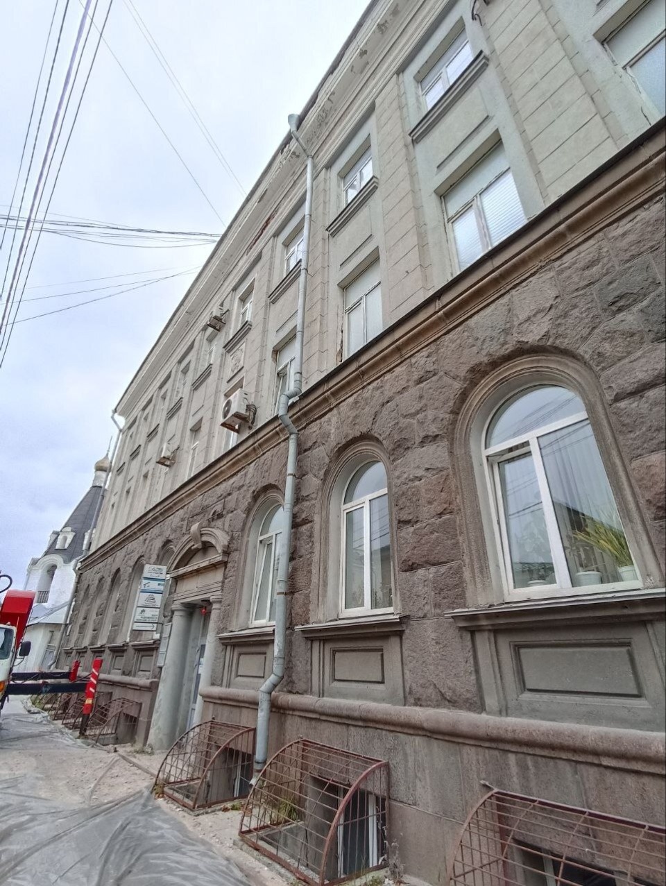 Поздний бухтящий штукатурный слой снимают с фасадов «Дома связи» в Пскове Поздний бухтящий штукатурный слой снимают с фасадов «Дома связи» в Пскове