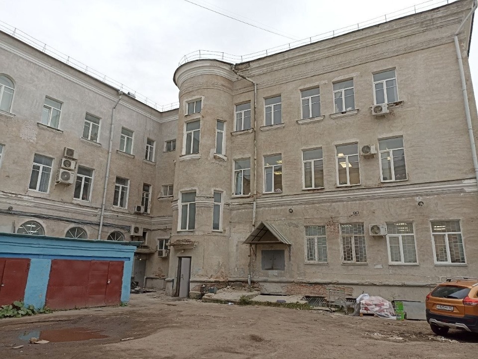 Поздний бухтящий штукатурный слой снимают с фасадов «Дома связи» в Пскове Поздний бухтящий штукатурный слой снимают с фасадов «Дома связи» в Пскове