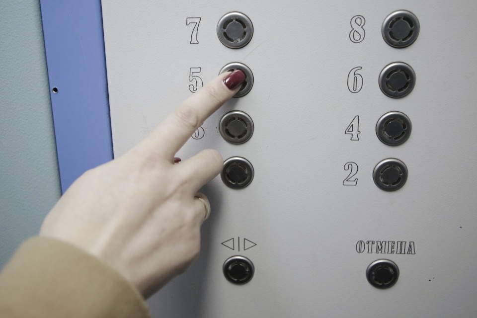 В многоэтажке Пскова сорвался лифт