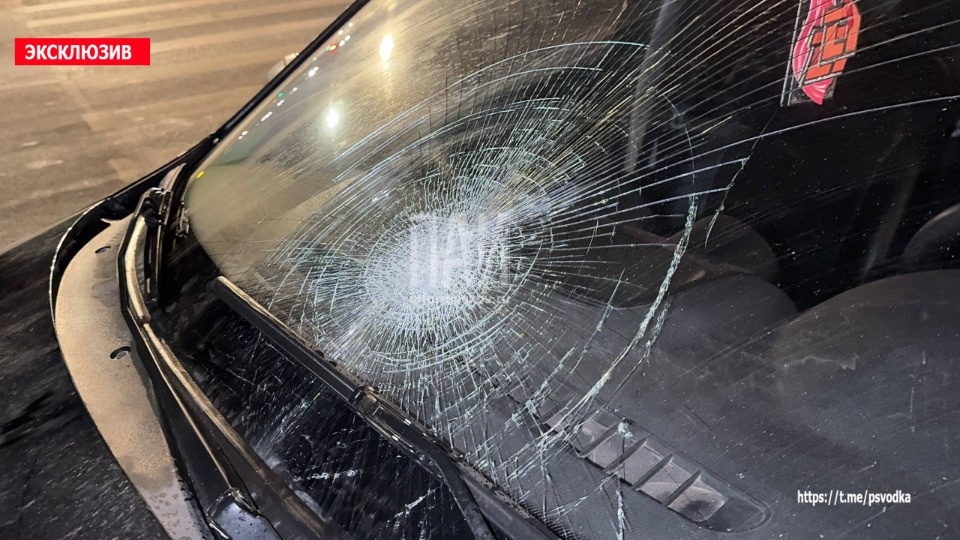 Пытавшегося перебежать дорогу на красный свет мужчину сбили в Пскове Пытавшегося перебежать дорогу на красный свет мужчину сбили в Пскове