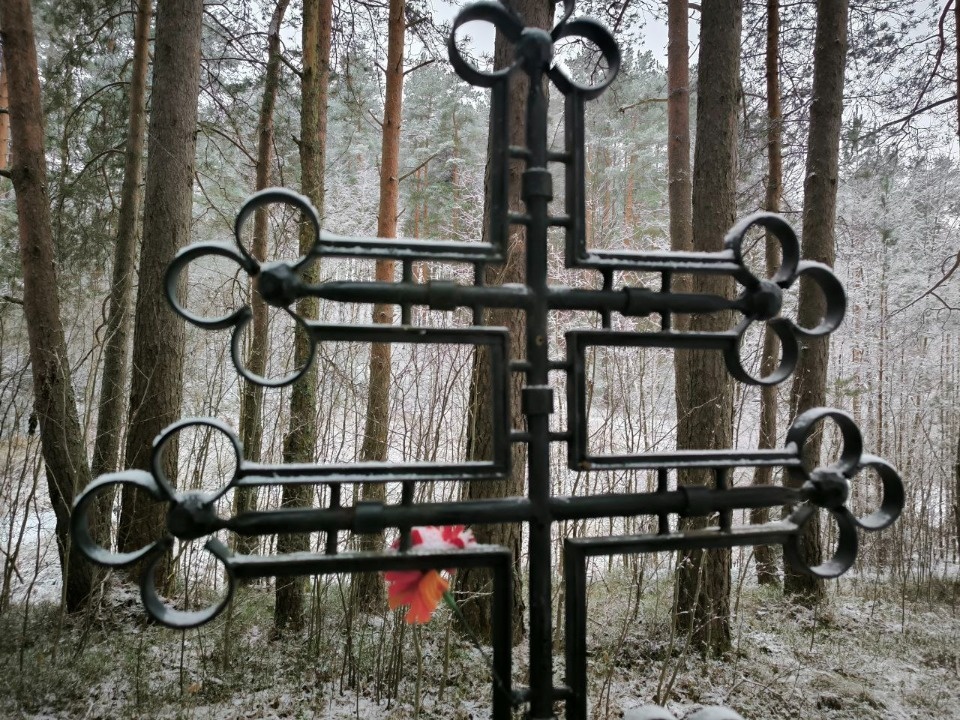 Волонтеры заменят оскверненную вандалами памятную табличку в Стругах Красных на огнеупорную Волонтеры заменят оскверненную вандалами памятную табличку в Стругах Красных на огнеупорную