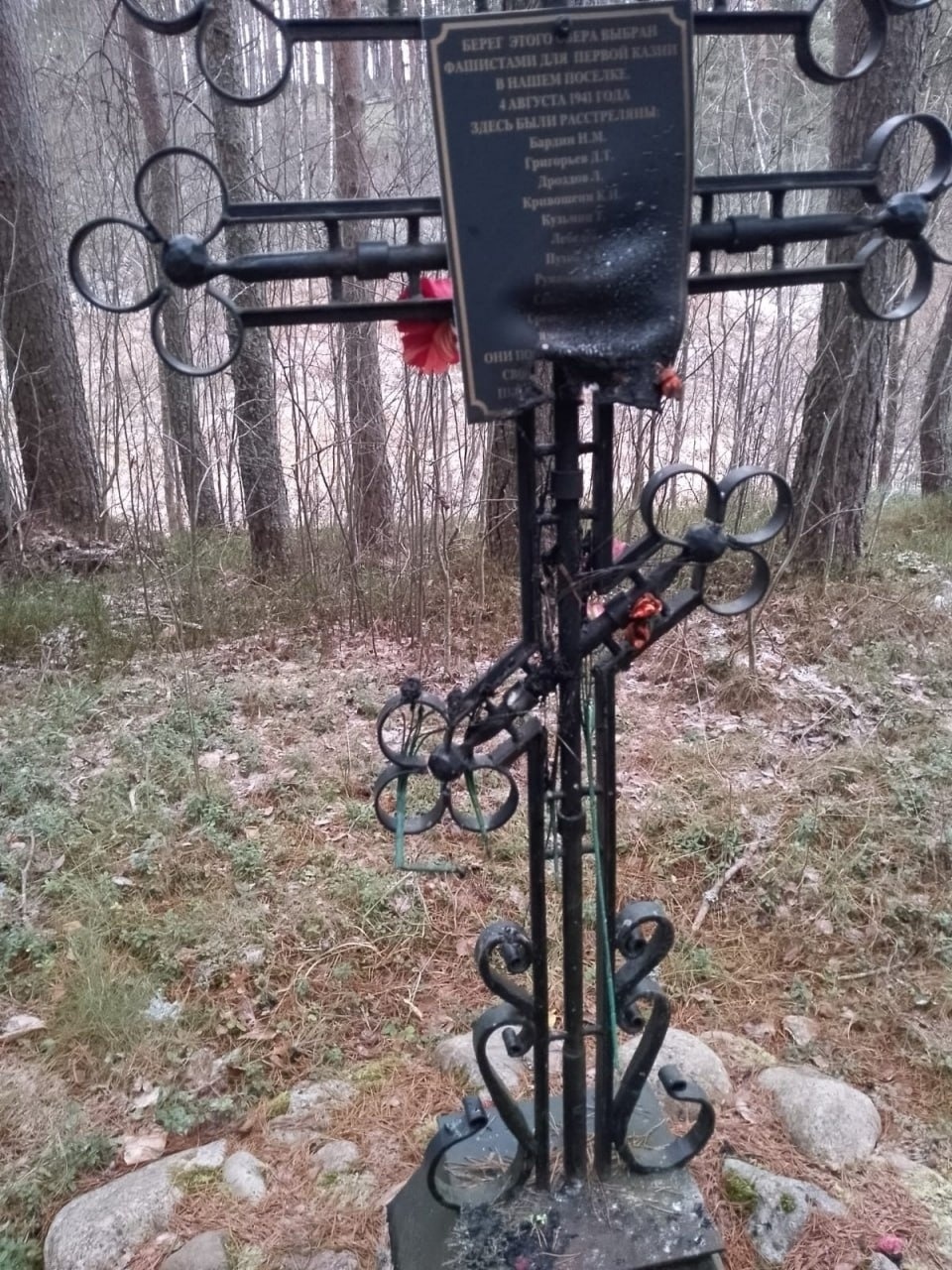 Следователи проводят проверку по факту осквернения памятной таблички в Стругах Красных