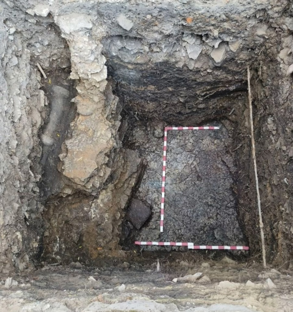 Неожиданно глубокий культурный слой оказался в месте установки памятника князю Довмонту в Пскове