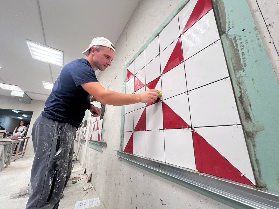 Пятеро плиточников-облицовщиков боролись за звание «Лучшего по профессии» в Пскове Пятеро плиточников-облицовщиков боролись за звание «Лучшего по профессии» в Пскове