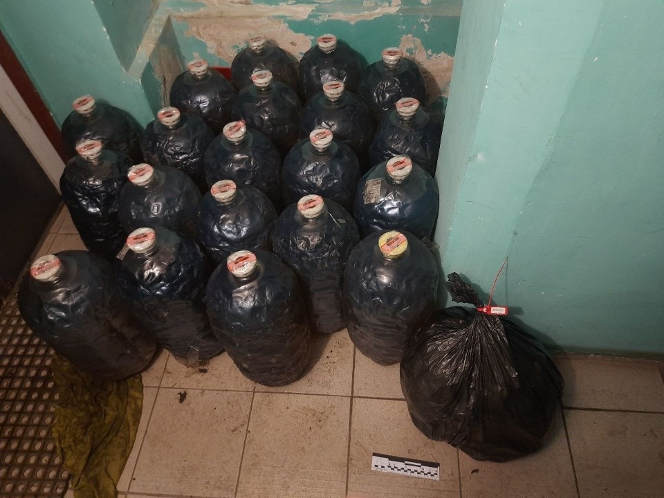 Более 400 кг дизельного топлива незаконно слили с тепловоза в Псковской области