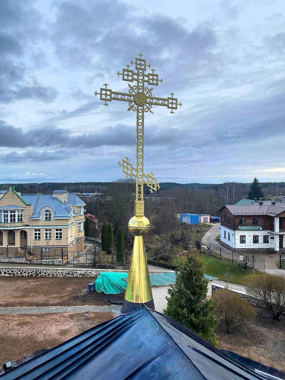 На церкви Сорока Севастийских мучеников в Печорах установили отреставрированный крест На церкви Сорока Севастийских мучеников в Печорах установили отреставрированный крест