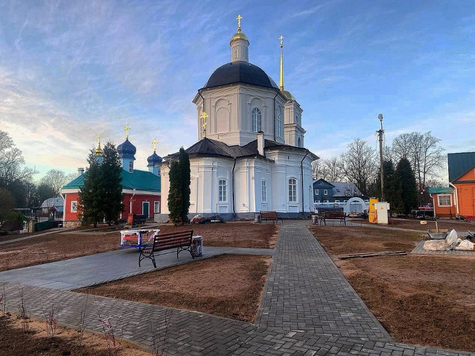 На церкви Сорока Севастийских мучеников в Печорах установили отреставрированный крест На церкви Сорока Севастийских мучеников в Печорах установили отреставрированный крест