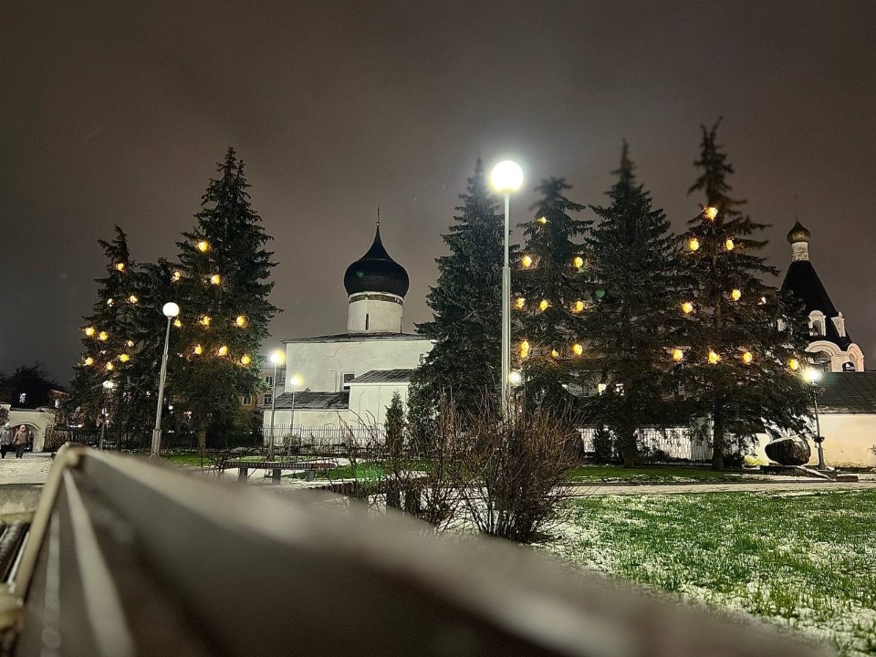 К полномасштабному украшению улиц Пскова к Новому году приступят после 23 ноября
