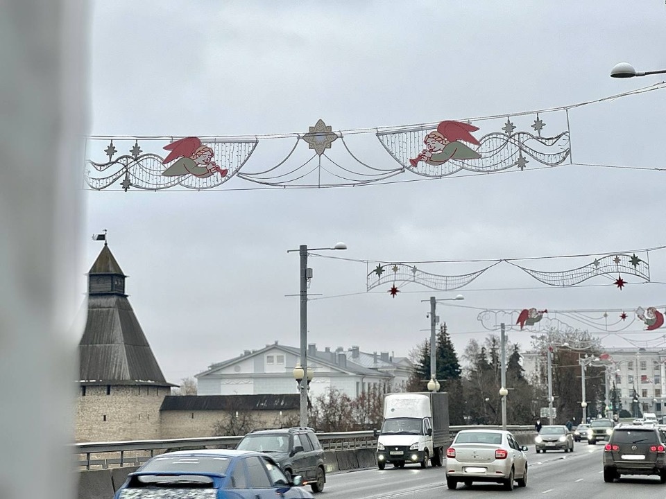 К полномасштабному украшению улиц Пскова к Новому году приступят после 23 ноября