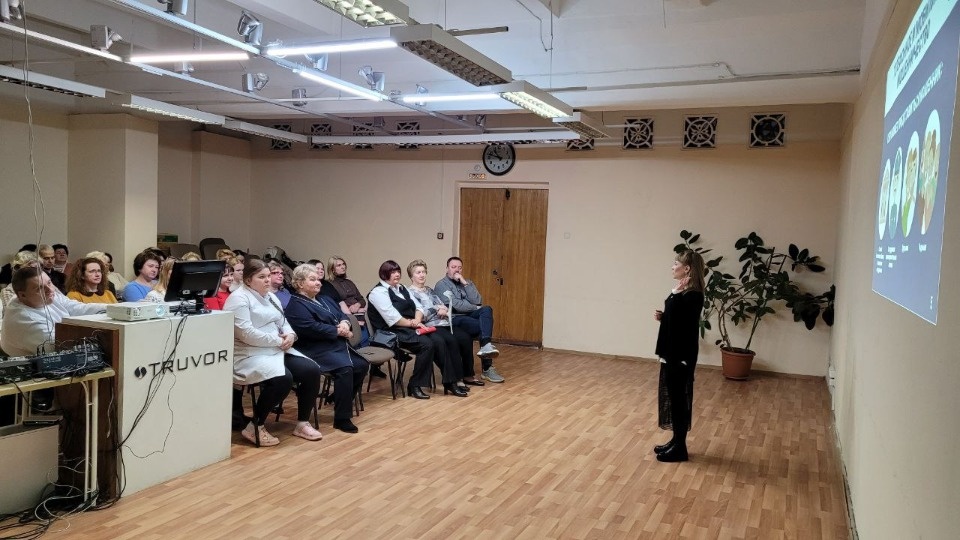 На швейной фабрике в Пскове прошел семинар по повышению финансовой грамотности сотрудников