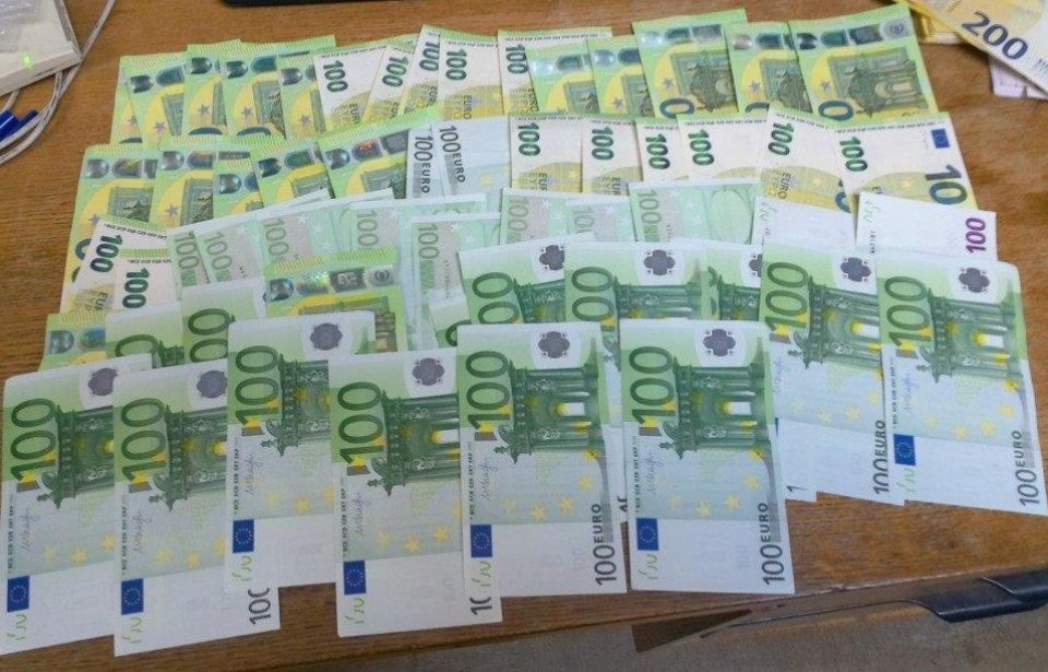 Псковские таможенники пресекли незаконный вывоз более 35 тысяч евро из России