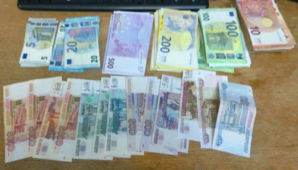 Псковские таможенники пресекли незаконный вывоз более 35 тысяч евро из России