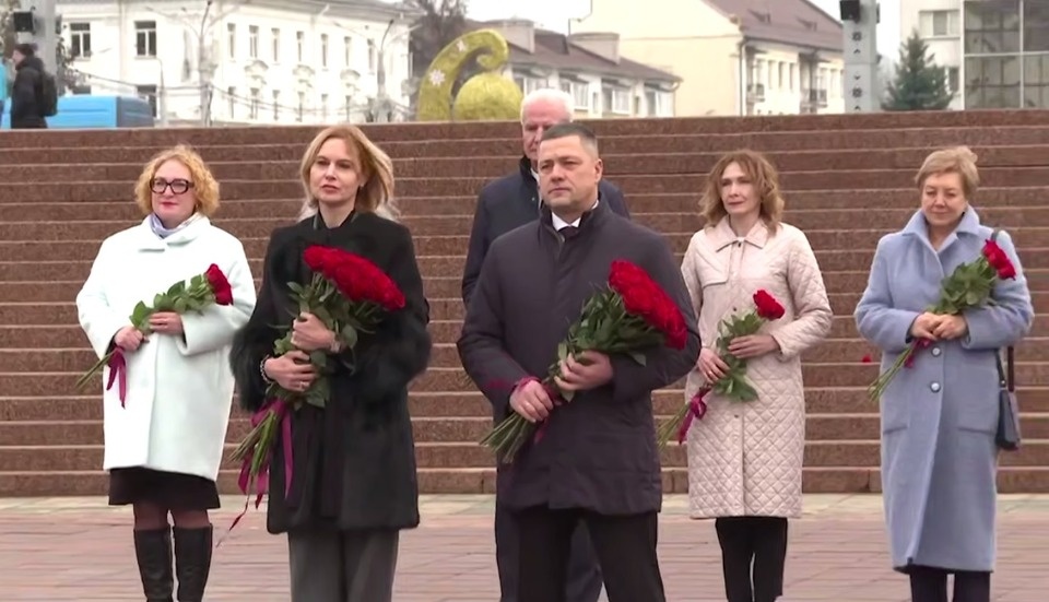 Губернатор Псковской области возложили цветы к Вечному огню в Витебске 