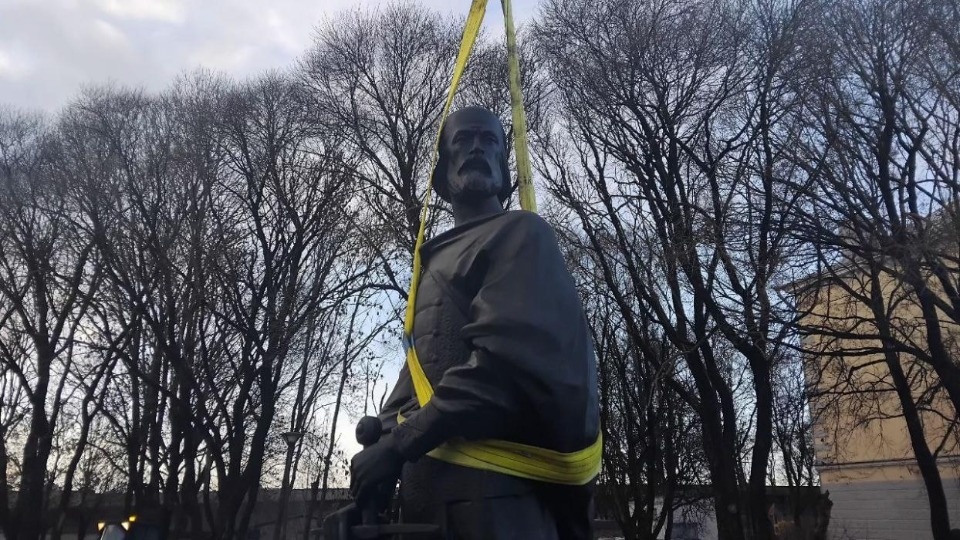 Памятник князю Довмонту устанавливают в Пскове 