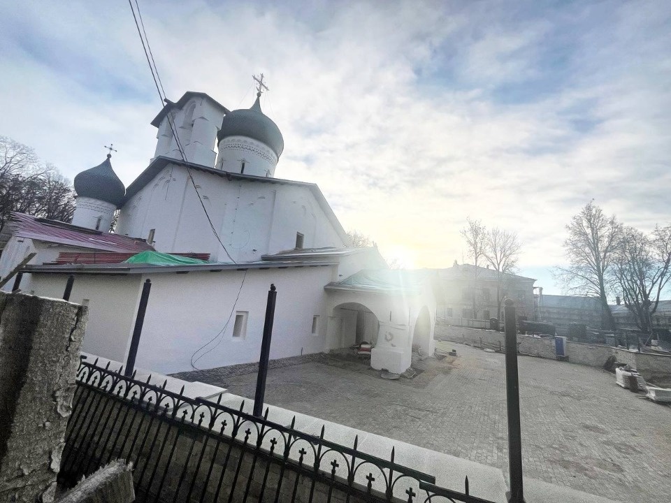 Вокруг церкви Николы со Усохи в Пскове уложили брусчатку 
