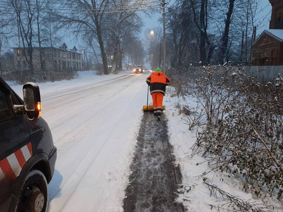 В усиленном режиме работают коммунальные службы в Пскове
