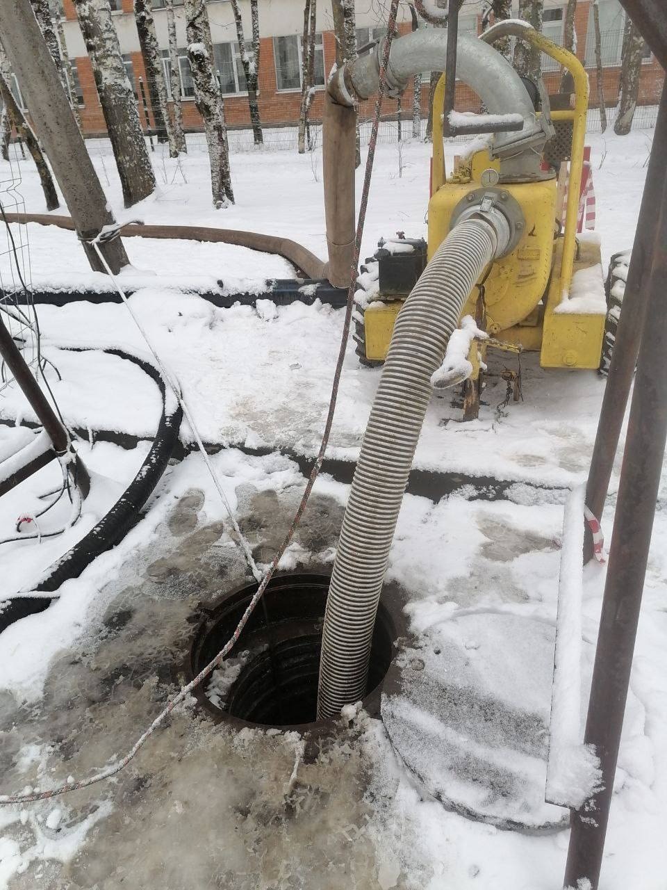 Подпор канализации устраняют в районе улиц Алтаева и Инженерной в Пскове