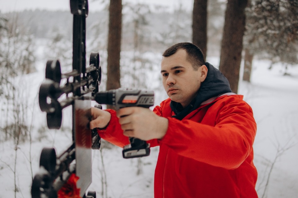 Псковские волонтеры восстановили оскверненную вандалами памятную табличку в Стругах Красных