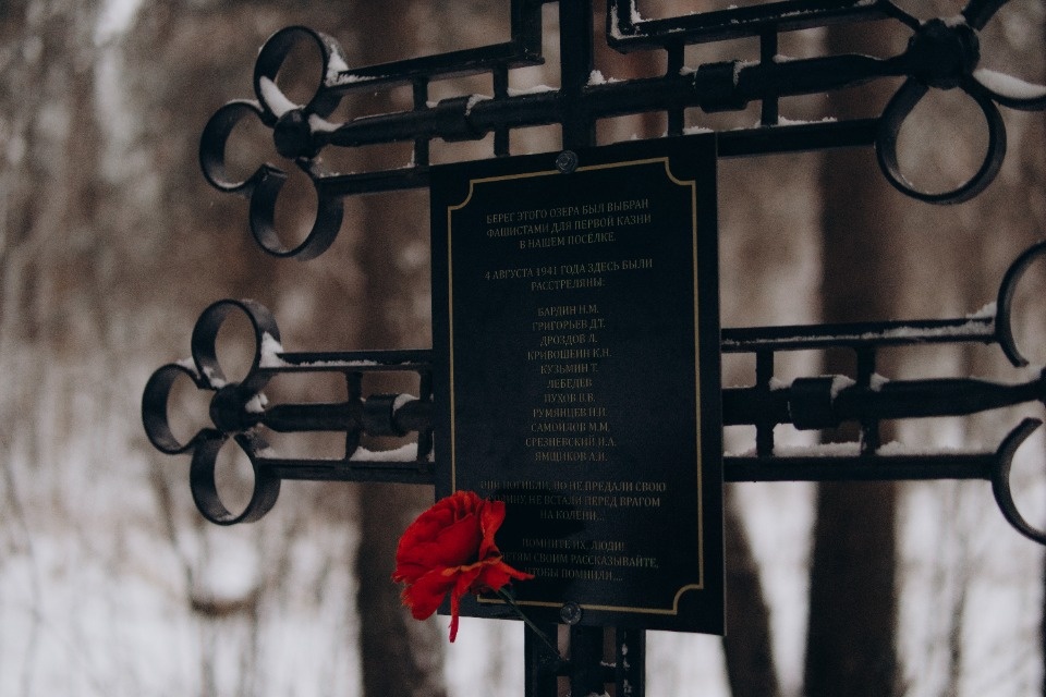 Псковские волонтеры восстановили оскверненную вандалами памятную табличку в Стругах Красных