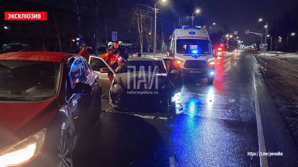 Девушка пострадала в результате ДТП в Пскове Девушка пострадала в результате ДТП в Пскове