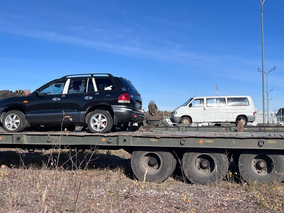 Три конфискованных автомобиля передали псковские таможенники Минобороны РФ Три конфискованных автомобиля передали псковские таможенники Минобороны РФ