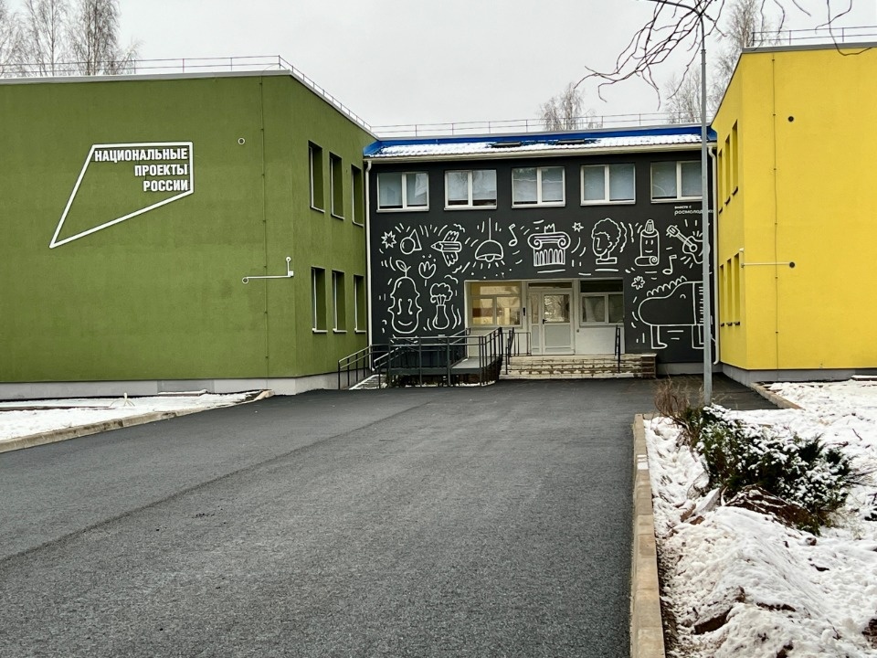 Территорию у детской школы искусств почти благоустроили в Печорах