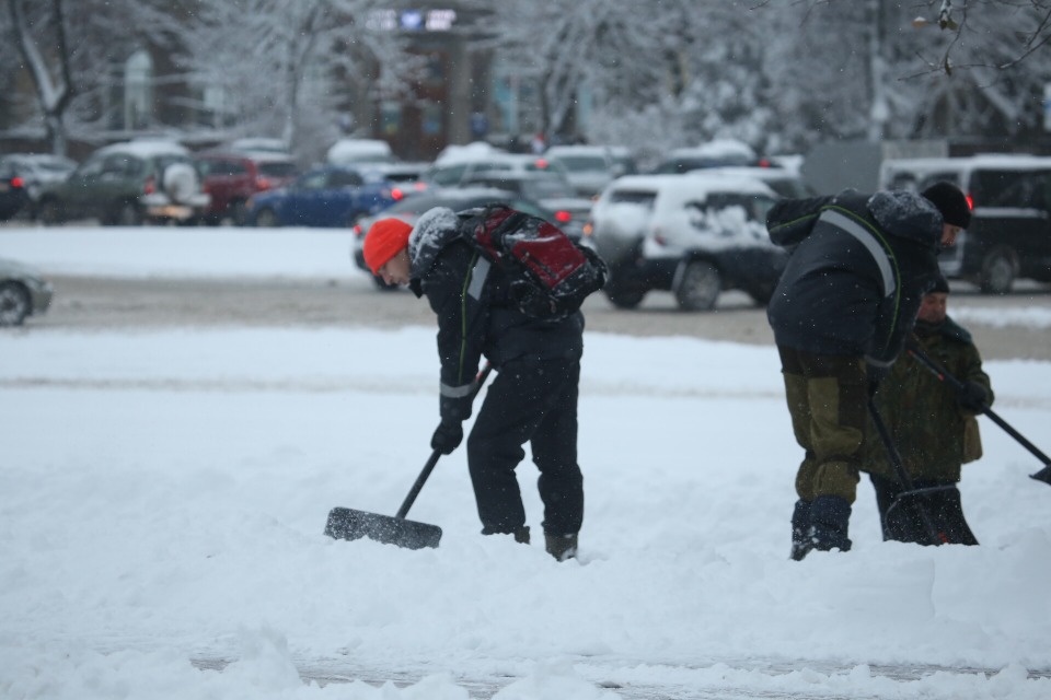 Псковичам напомнили, кто отвечает за уборку снега во дворах