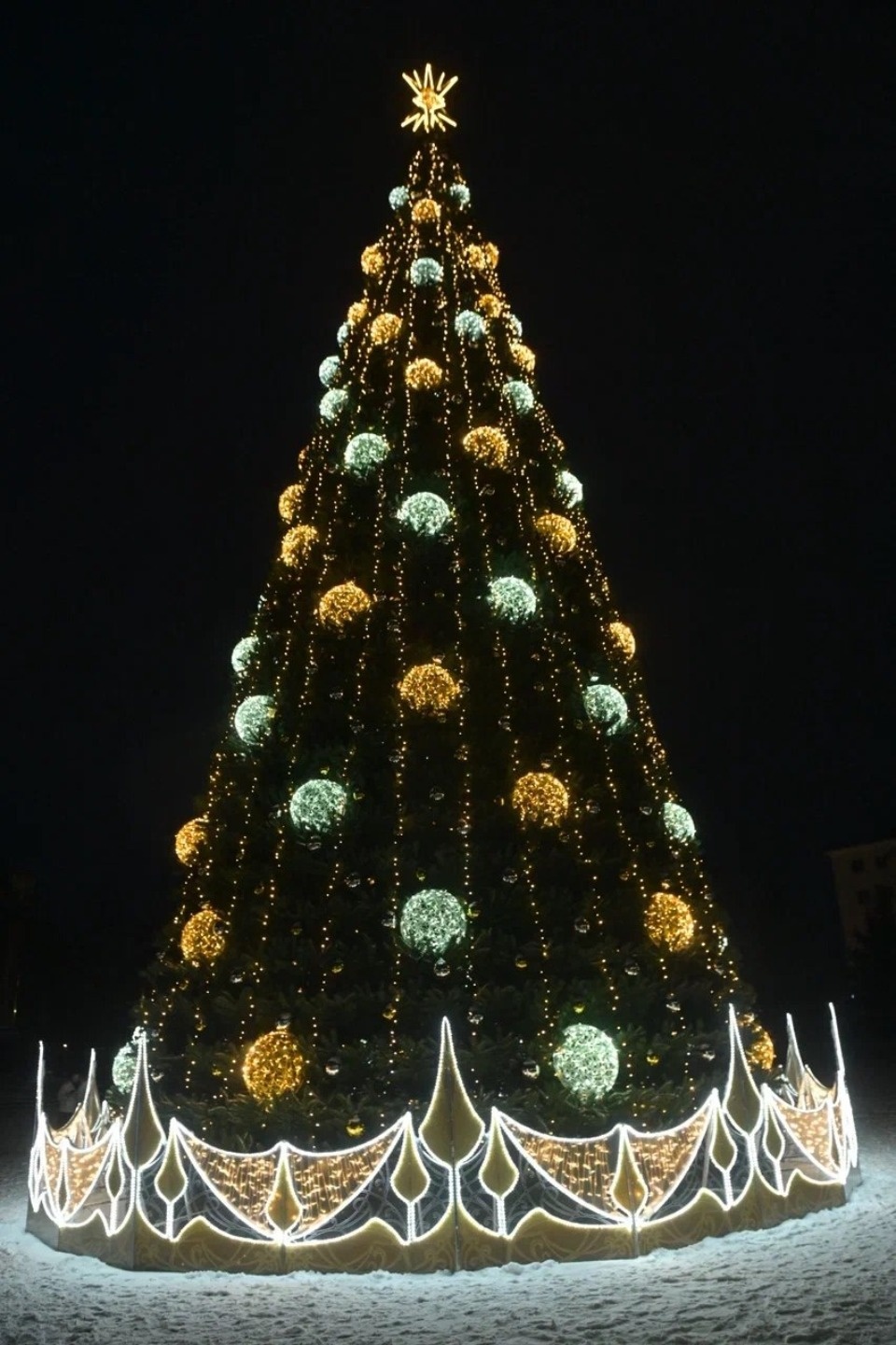 Театрализованное открытие новогодней елки в Великих Луках пройдет 21 декабря