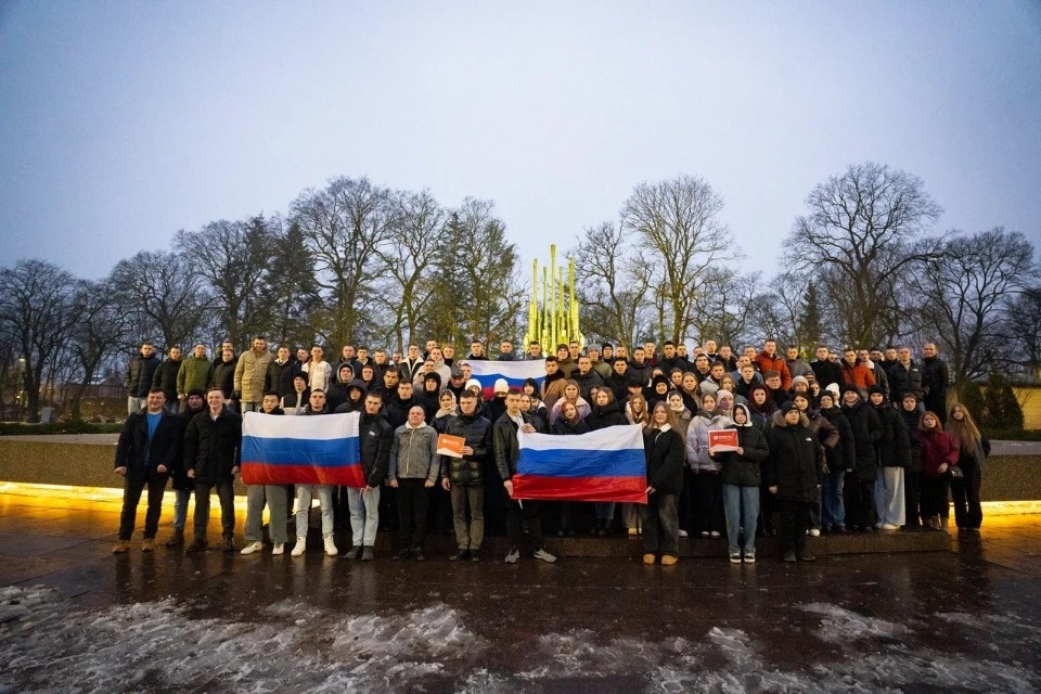 Участники программы «Больше, чем путешествие» почтили памяти героев в День памяти Неизвестного солдата в Пскове Участники программы «Больше, чем путешествие» почтили памяти героев в День памяти Неизвестного солдата в Пскове