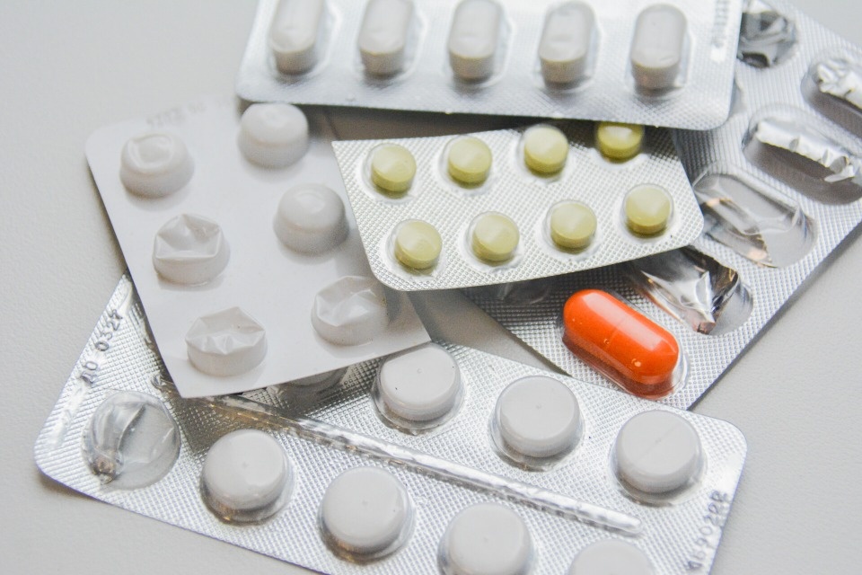 Отсутствие ряда жизненно важных лекарств в псковских аптеках объяснил Михаил Ведерников