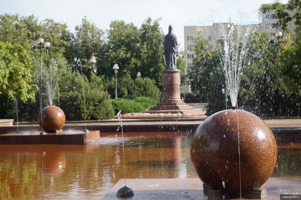 К маю 2026 года у гостиницы «Рижская» в Пскове запустят фонтан К маю 2026 года у гостиницы «Рижская» в Пскове запустят фонтан