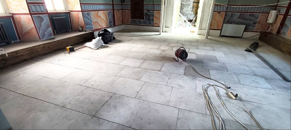 Беломраморную плитку уложили в церкви Сорока Севастийских мучеников в Печорах