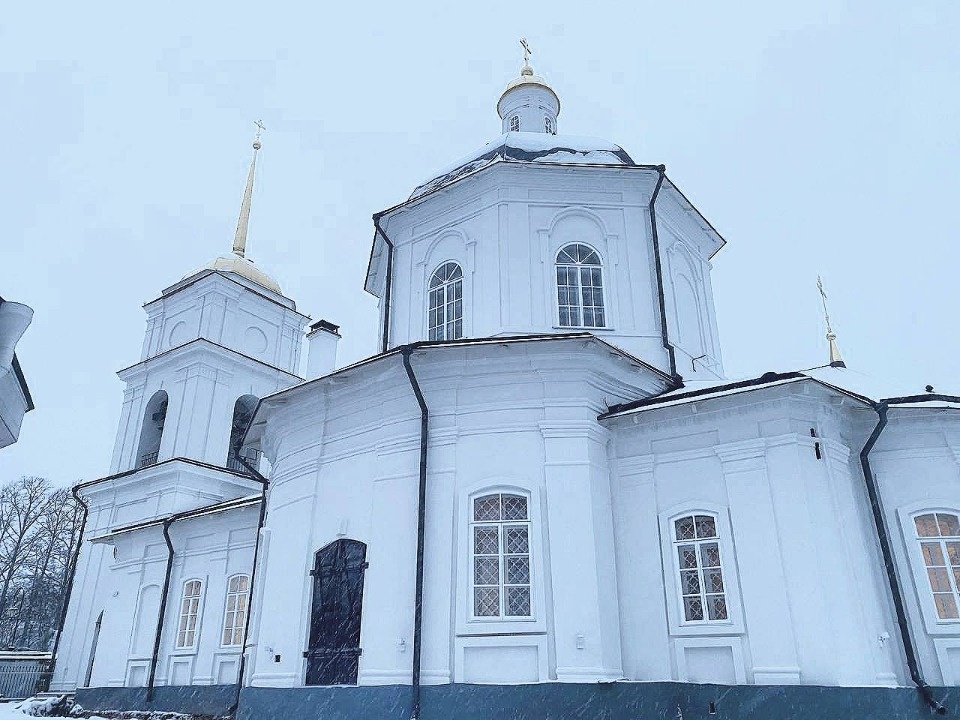 Беломраморную плитку уложили в церкви Сорока Севастийских мучеников в Печорах