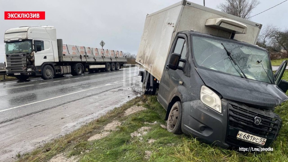Двух человек госпитализировали в лобовом столкновении в Островском районе Двух человек госпитализировали в лобовом столкновении в Островском районе