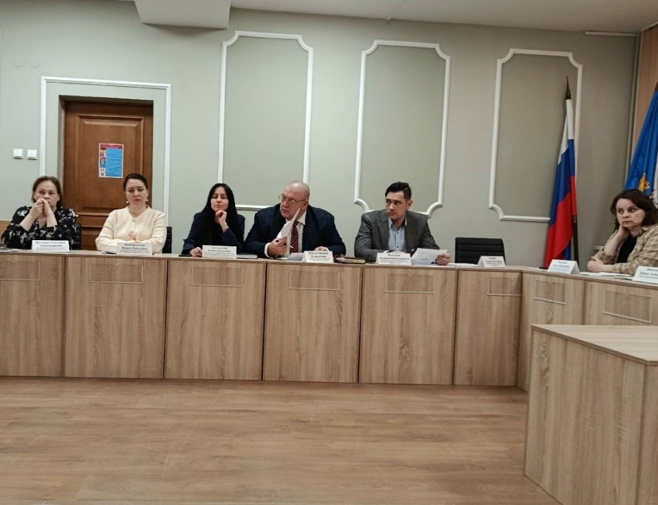 Псковские профсоюзы подвели итоги работы в 2025 году на заседании трёхсторонней комиссии