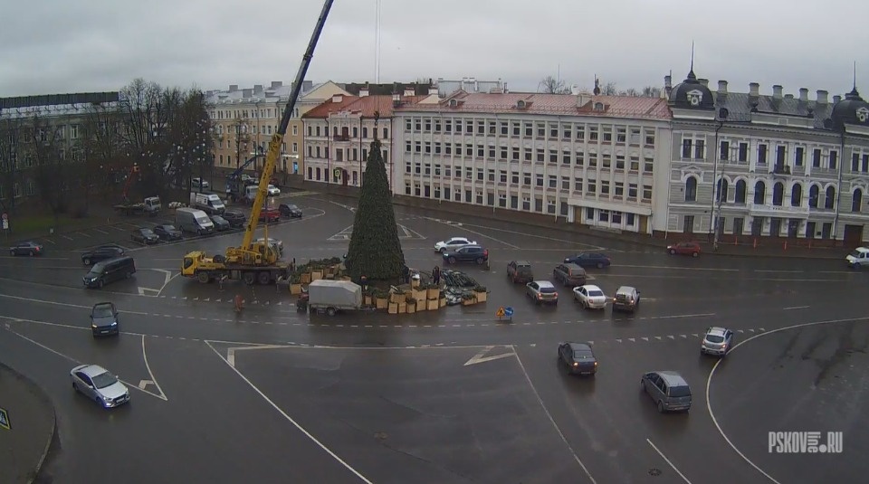 Главную новогоднюю ёлку устанавливают в центре Пскова 