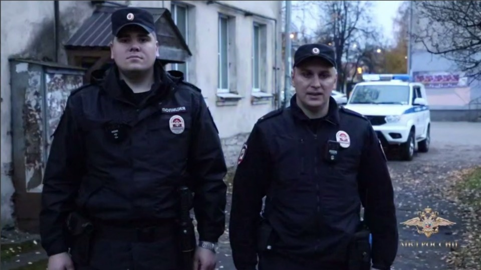 Псковские полицейские Антон Иванов и Никита Смирнов вынесли женщину из горящей квартиры