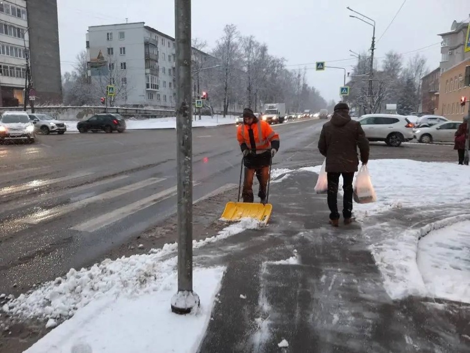 Коммунальные службы убирают от снега улицы Пскова 