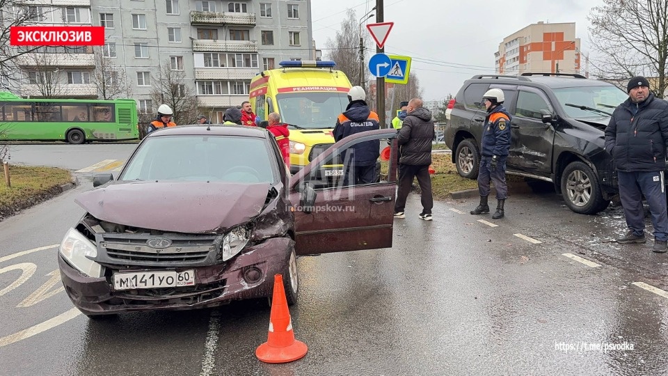 Четыре машины столкнулись в Пскове 