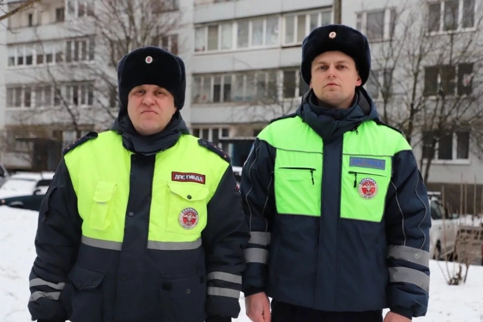 Псковские полицейские спасли женщину из горящей квартиры