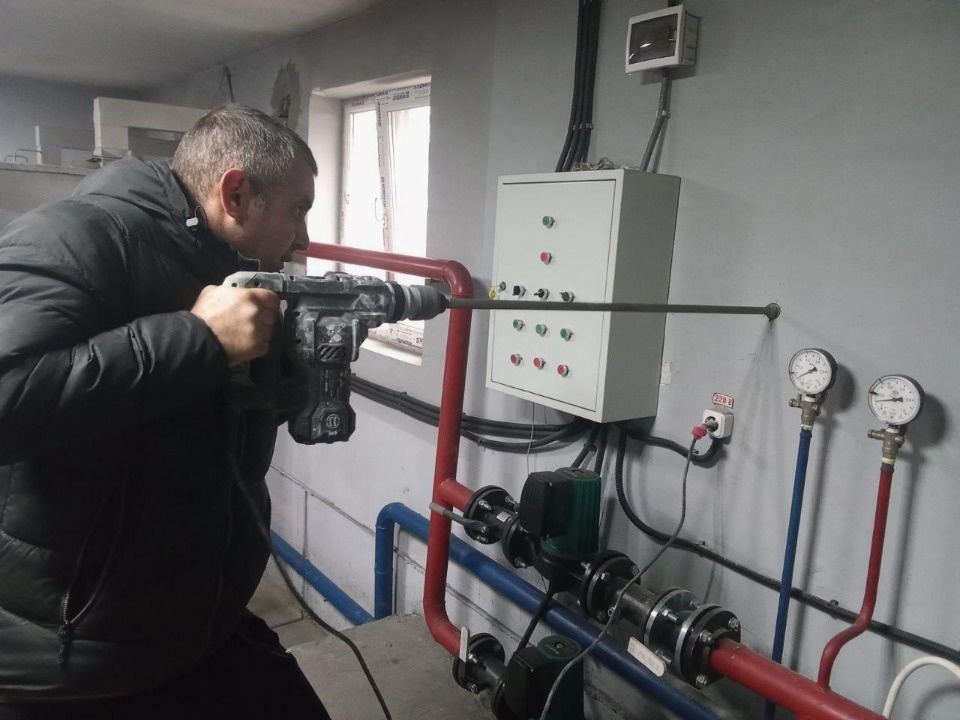 Псковские специалисты подключили аварийный генератор в школе в Херсонской области Псковские специалисты подключили аварийный генератор в школе в Херсонской области