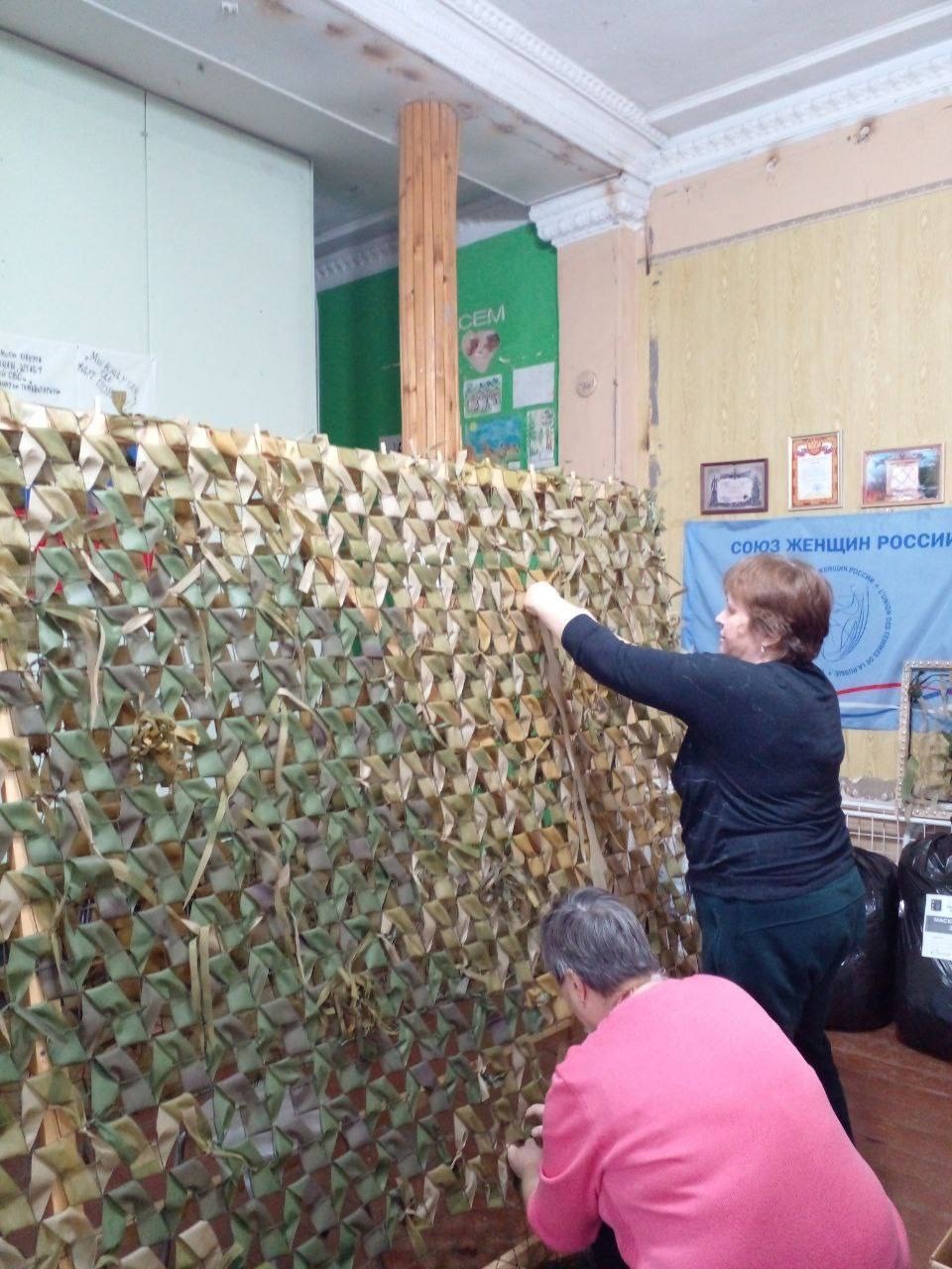 Псковские волонтеры направили 2 млн рублей на изготовление маскировочных сетей для СВО