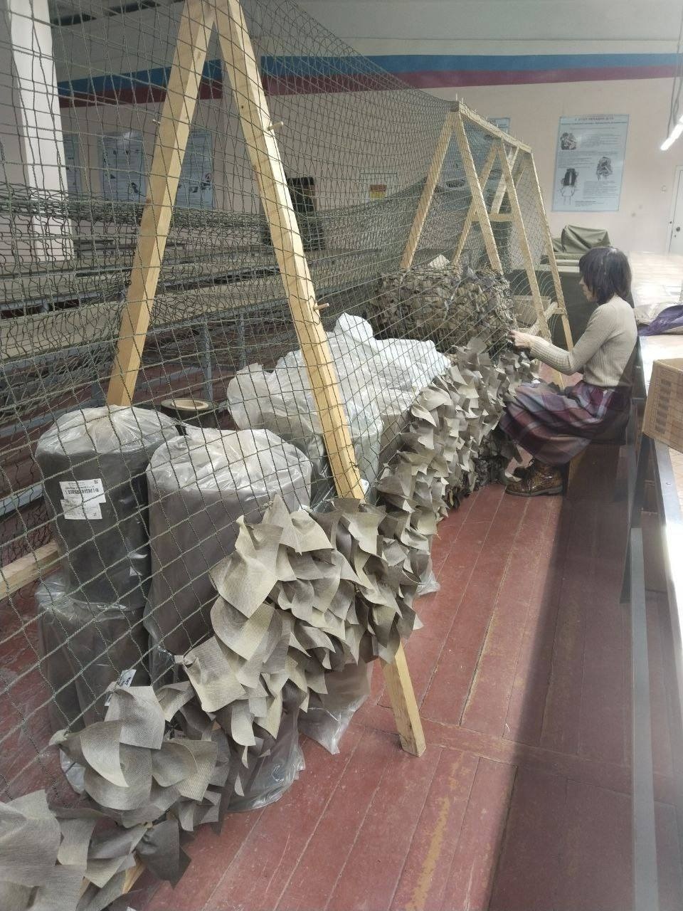 Псковские волонтеры направили 2 млн рублей на изготовление маскировочных сетей для СВО