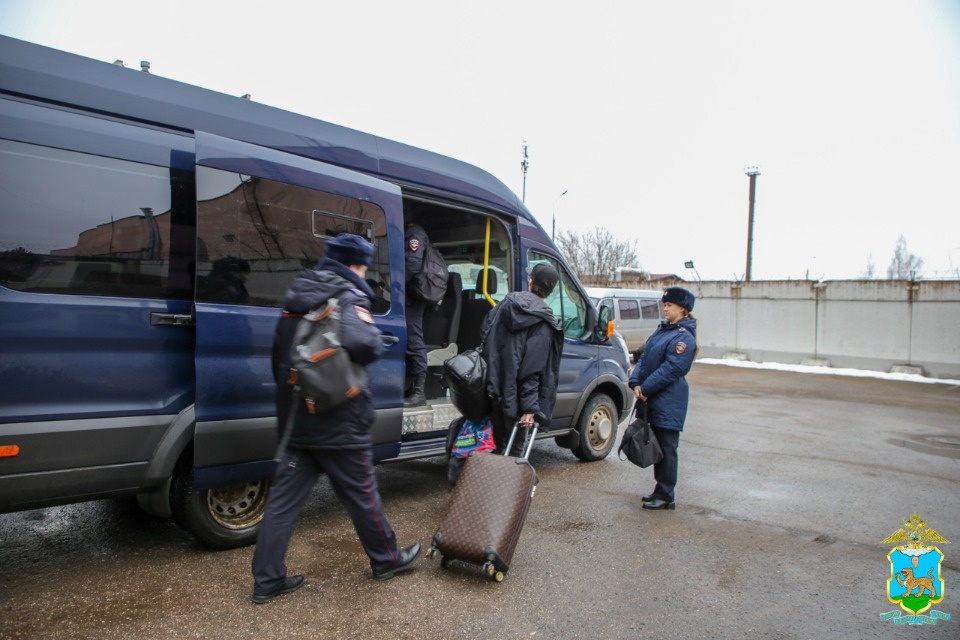 Псковские полицейские депортировали 13 незаконно находившихся в России иностранцев