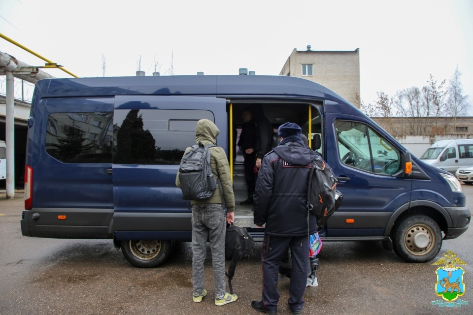 Псковские полицейские депортировали 13 незаконно находившихся в России иностранцев