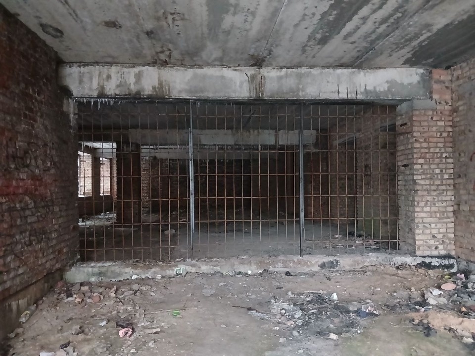 Металлические перегородки устанавливают в недострое на Больничной в Великих Луках Металлические перегородки устанавливают в недострое на Больничной в Великих Луках