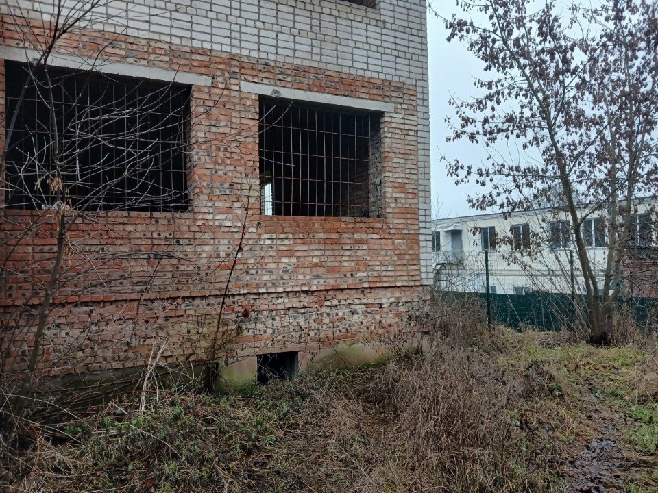 Металлические перегородки устанавливают в недострое на Больничной в Великих Луках Металлические перегородки устанавливают в недострое на Больничной в Великих Луках