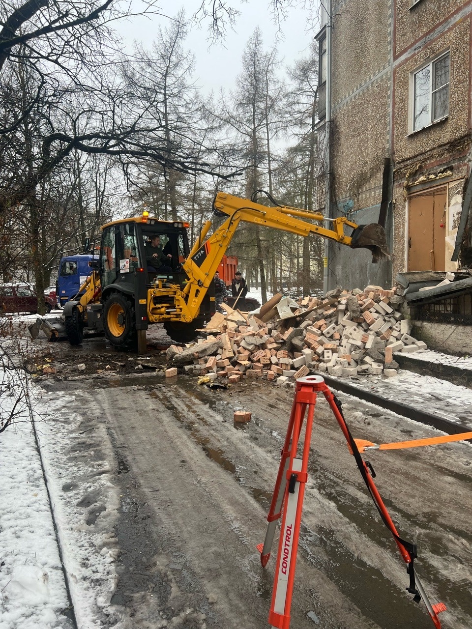 Приставы обязали псковичку демонтировать незаконную пристройку к квартире