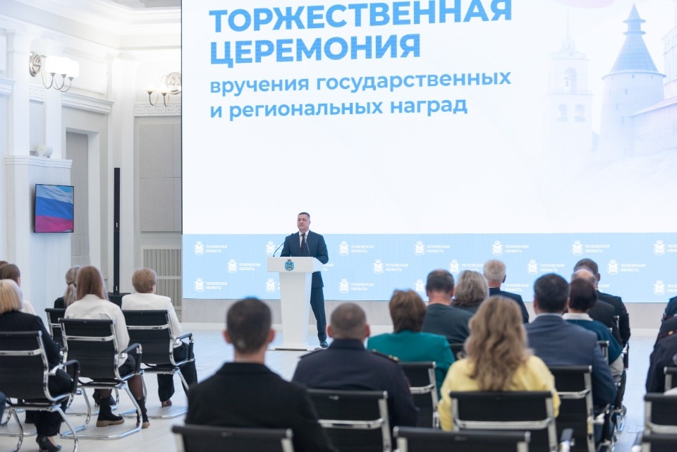 Михаил Ведерников вручил награды жителям Псковской области Михаил Ведерников вручил награды жителям Псковской области